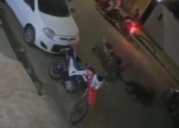 Vídeo: grávida é atingida por porta de carro e cai no meio da rua em Parintins