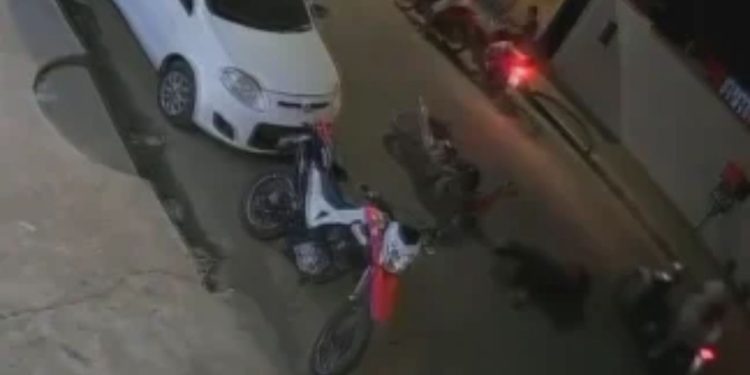 Vídeo: grávida é atingida por porta de carro e cai no meio da rua em Parintins