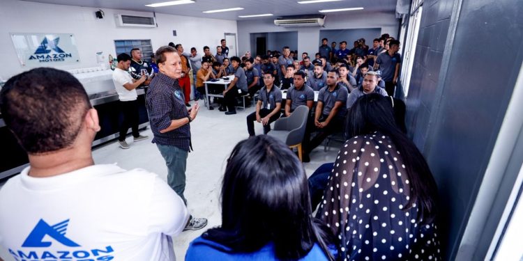 Adjuto Afonso destaca geração de empregos durante visita à Amazon Motors em Manaus