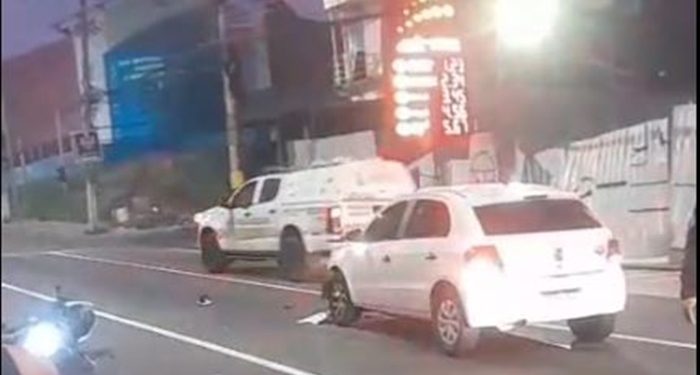 Vídeos: Motociclista tem a p3rn@ d3c3pad@ após bat1da com carro na Cidade Nova