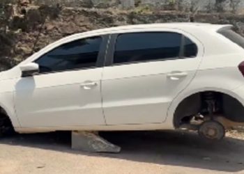 Bandid0s levam os quatro pneus novos de carro estacionado na rua em Manaus