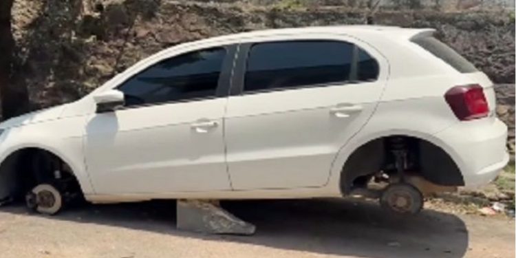Bandid0s levam os quatro pneus novos de carro estacionado na rua em Manaus