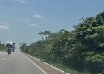 Vídeo: veja momento em que motociclista m0rre atingido por caminhão na estrada