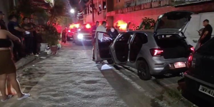 Dentro de carro, homem é ex3cutad0 com cerca de 10 t1r0s no bairro Parque 10