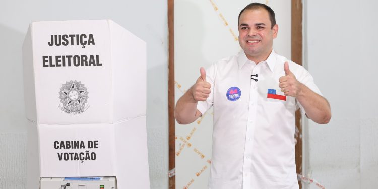 Roberto Cidade vota em Manaus e afirma confiança na chegada ao segundo turno