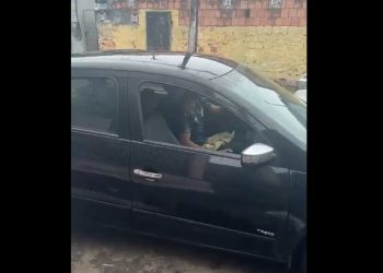Denúncia: homem é flagrado ‘b4tendo uma’ dentro de carro para mulher em Manaus