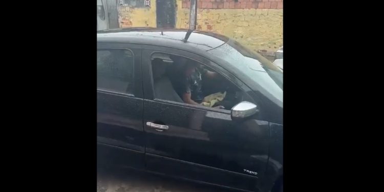 Denúncia: homem é flagrado ‘b4tendo uma’ dentro de carro para mulher em Manaus