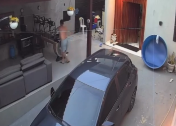 Vídeo: Homem é pr3s0 após ser flagrado e$pancand0 cachorro da ex em Manaus