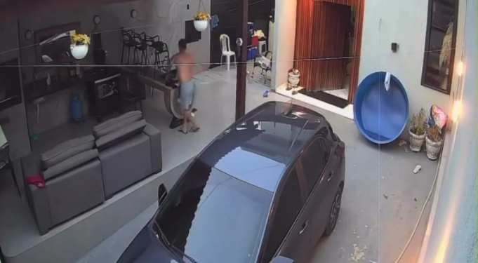 Vídeo: Homem é pr3s0 após ser flagrado e$pancand0 cachorro da ex em Manaus
