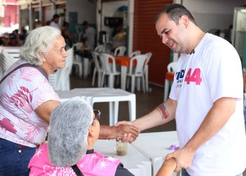 Roberto Cidade reforça propostas no corpo a corpo com eleitores no Centro de Manaus