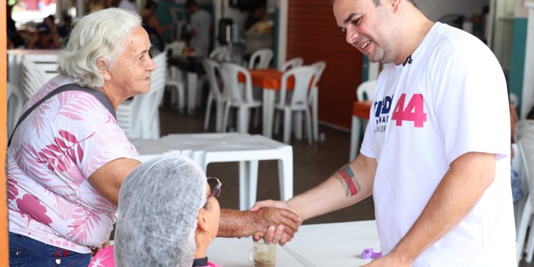 Roberto Cidade reforça propostas no corpo a corpo com eleitores no Centro de Manaus