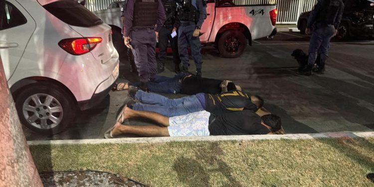 Trio é flagrado com arma, celulares e TV após suspeita de roubo na Zona Sul de Manaus