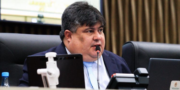 Presidente David Reis conduz votação que encaminha proposta de orçamento municipal de R$ 12,47 bilhões para 2027 às comissões da CMM