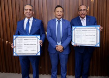 Presidente da Aleam, Adjuto Afonso, entrega Título de Cidadão do Amazonas a dirigentes do Cieam