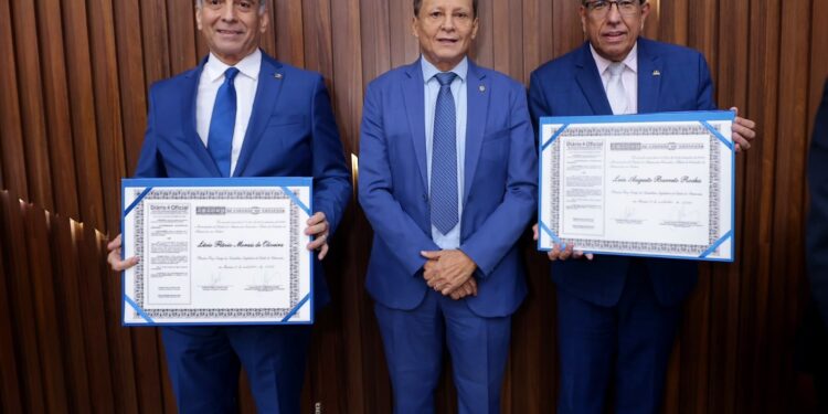 Presidente da Aleam, Adjuto Afonso, entrega Título de Cidadão do Amazonas a dirigentes do Cieam