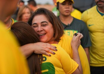 É VIRADA! Professora Maria encerra campanha nas ruas com Onda 22 em Manacapuru