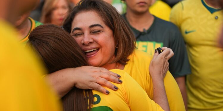 É VIRADA! Professora Maria encerra campanha nas ruas com Onda 22 em Manacapuru