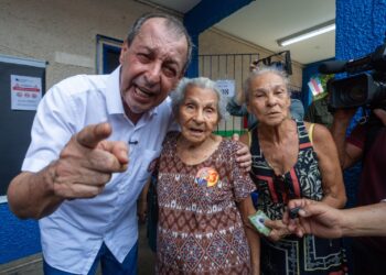 Omar Aziz vence Maria do Carmo e é eleito governador do Amazonas
