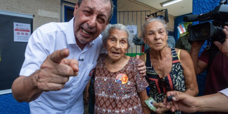 Omar Aziz vence Maria do Carmo e é eleito governador do Amazonas