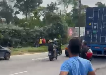 Árvore cai sobre motociclista na Zona Norte de Manaus; suspeita é de obra no local