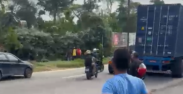 Árvore cai sobre motociclista na Zona Norte de Manaus; suspeita é de obra no local