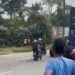 Árvore cai sobre motociclista na Zona Norte de Manaus; suspeita é de obra no local
