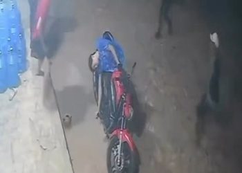 Vídeo: bandid0 anuncia assalt0, mas leva p0rrada na cabeça e apaga na moto