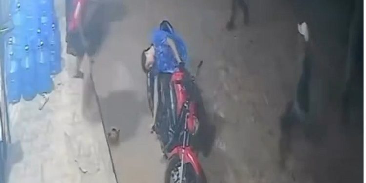 Vídeo: bandid0 anuncia assalt0, mas leva p0rrada na cabeça e apaga na moto