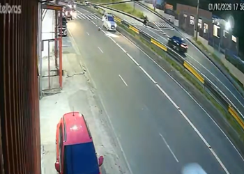 Vídeo mostra menino sendo atr0p3lad0 na avenida das Torres, em Manaus; veja