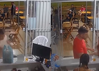 Vídeo: Marido c0rn0 pega a esposa no flagra no banheiro do bar com outro homem