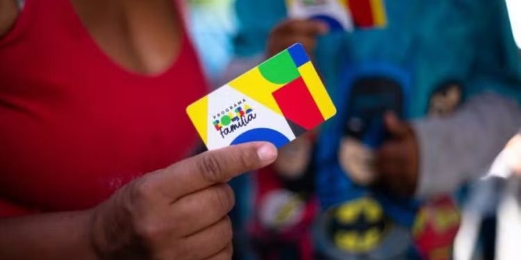 Após dois anos ao conseguir emprego, Flávio Bolsonaro propõe fim do Bolsa Família