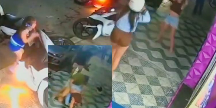 Vídeo: blindadas caem da moto brigand0, tiram o capacete e continuam p0rrada na calçada