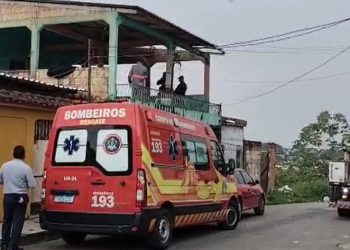 Vídeo: trabalhador m0rre durante serviço no telhado de casa em Manaus