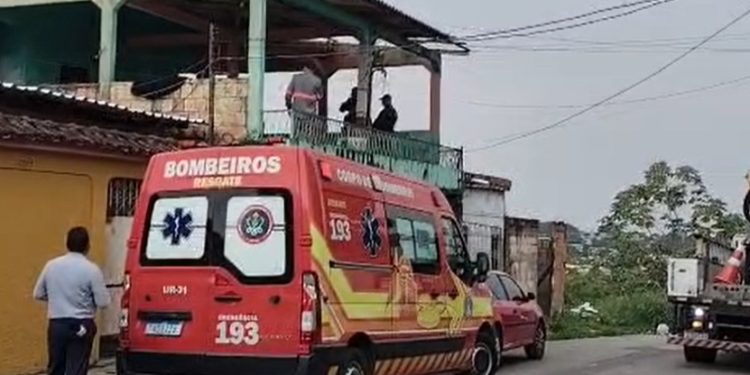 Vídeo: trabalhador m0rre durante serviço no telhado de casa em Manaus