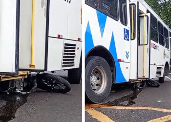 Vídeo: moto e motociclista vão parar embaixo do ônibus em Manaus