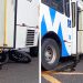 Vídeo: moto e motociclista vão parar embaixo do ônibus em Manaus