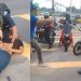 Vídeo: motoboys discutem colisão no Distrito Industrial, enquanto homem ag0niza no chão