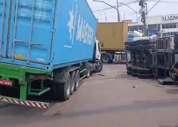 Vídeo: segunda carreta quase tomba no mesmo local onde outra carreta já estava virada no Porto Chibatão