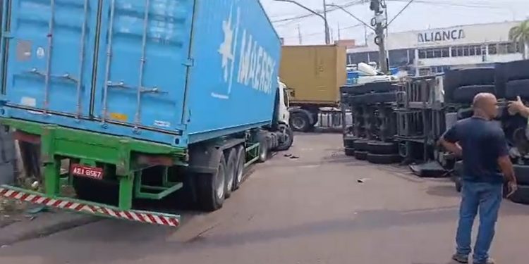 Vídeo: segunda carreta quase tomba no mesmo local onde outra carreta já estava virada no Porto Chibatão