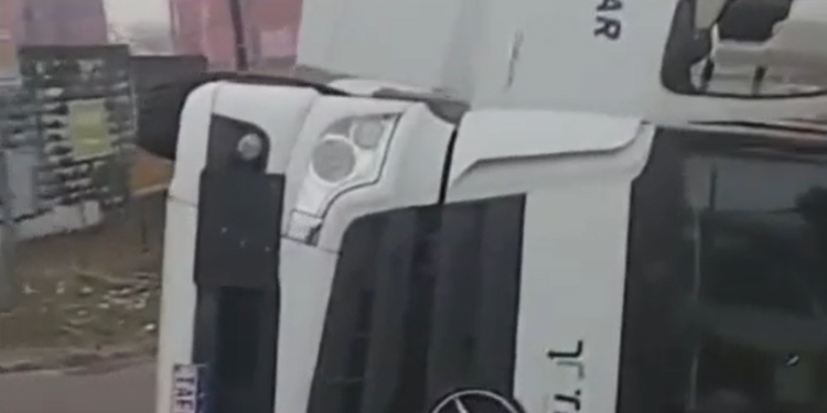 Vídeo: Carreta tomba e vários vidros ficam espalhados perto do Porto Chibatão
