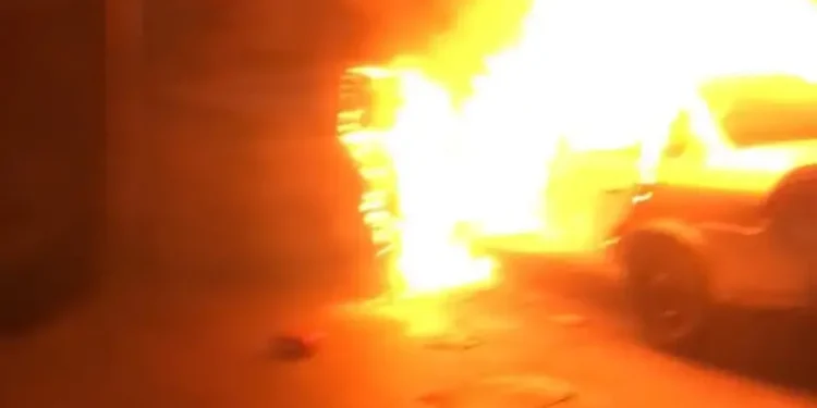Carro pega fogo em frente de escola e fica totalmente destruído na Zona Leste de Manaus