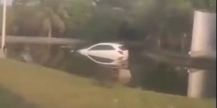 Vídeo: carro cai dentro do lago do motel em Manaus: ‘furando o couro’