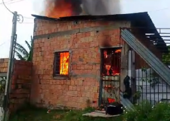 Incêndio d3strói casa na Zona Norte de Manaus enquanto moradora votava no 2º turno