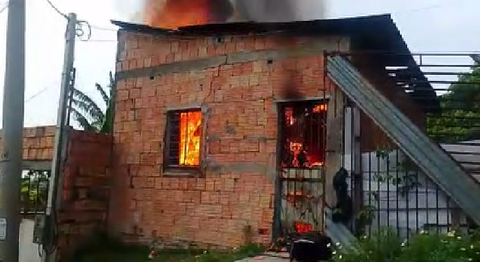 Incêndio d3strói casa na Zona Norte de Manaus enquanto moradora votava no 2º turno