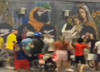 Vídeo: Apoiadores de Lula e Flávio Bolsonaro vão para o confront0 após caminhada em Parintins