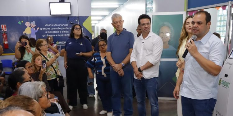 Governador Roberto Cidade amplia atendimento a idosos com mutirão oftalmológico e entrega de óculos