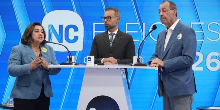 Professora Maria confronta Omar Aziz sobre propostas ambientais