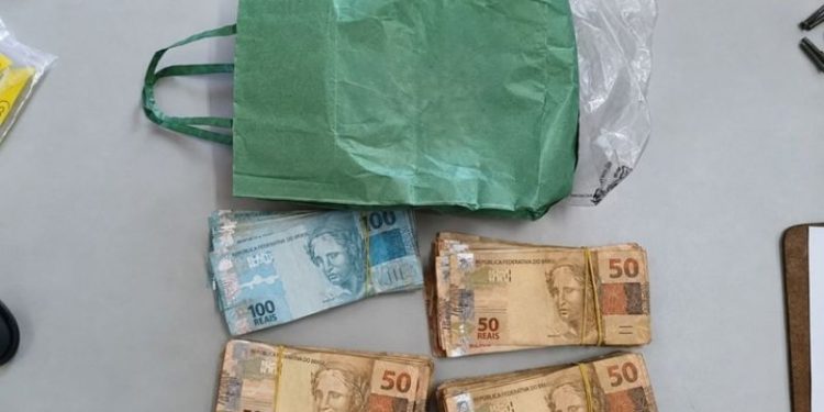 PF apreende R$ 27,8 mil em espécie dentro de avião que decolaria de Manaus para Borba