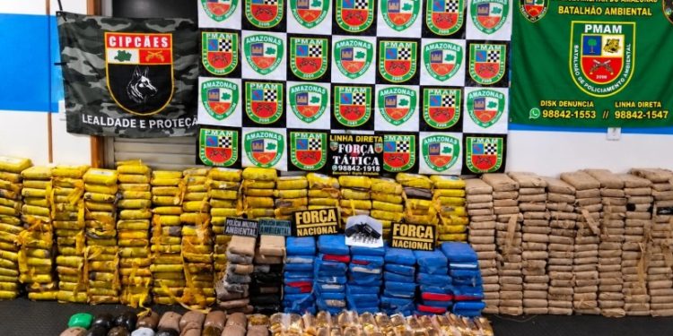 Base Arpão apreende mais de meia tonelada de droga dentro de embarcação no Amazonas