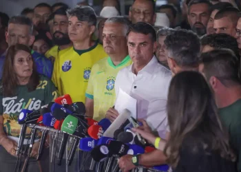 Moraes manda Flávio entregar passaporte e senador fala em “perseguição”